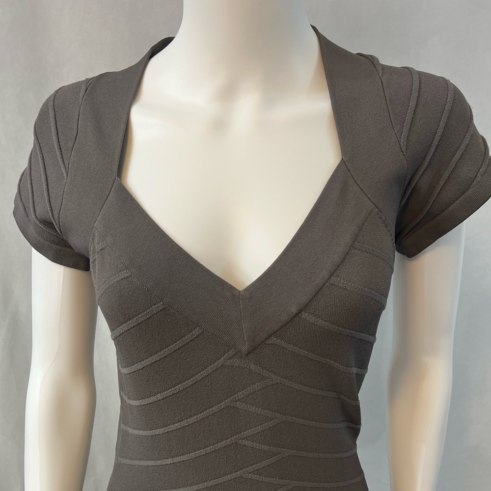 French Connection.EUC.Gorgeous Ribbed form fitting โDAYโ mini dress.Vneck.Grey.8 - Picture 6 of 11